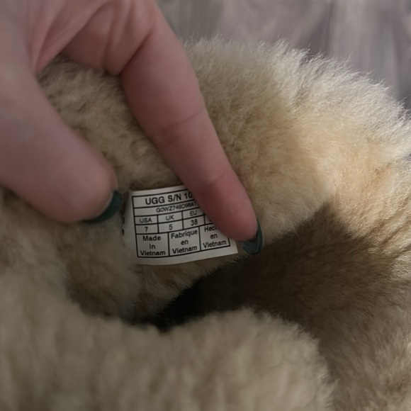 UGGS 🤍 - Picture 4 of 6